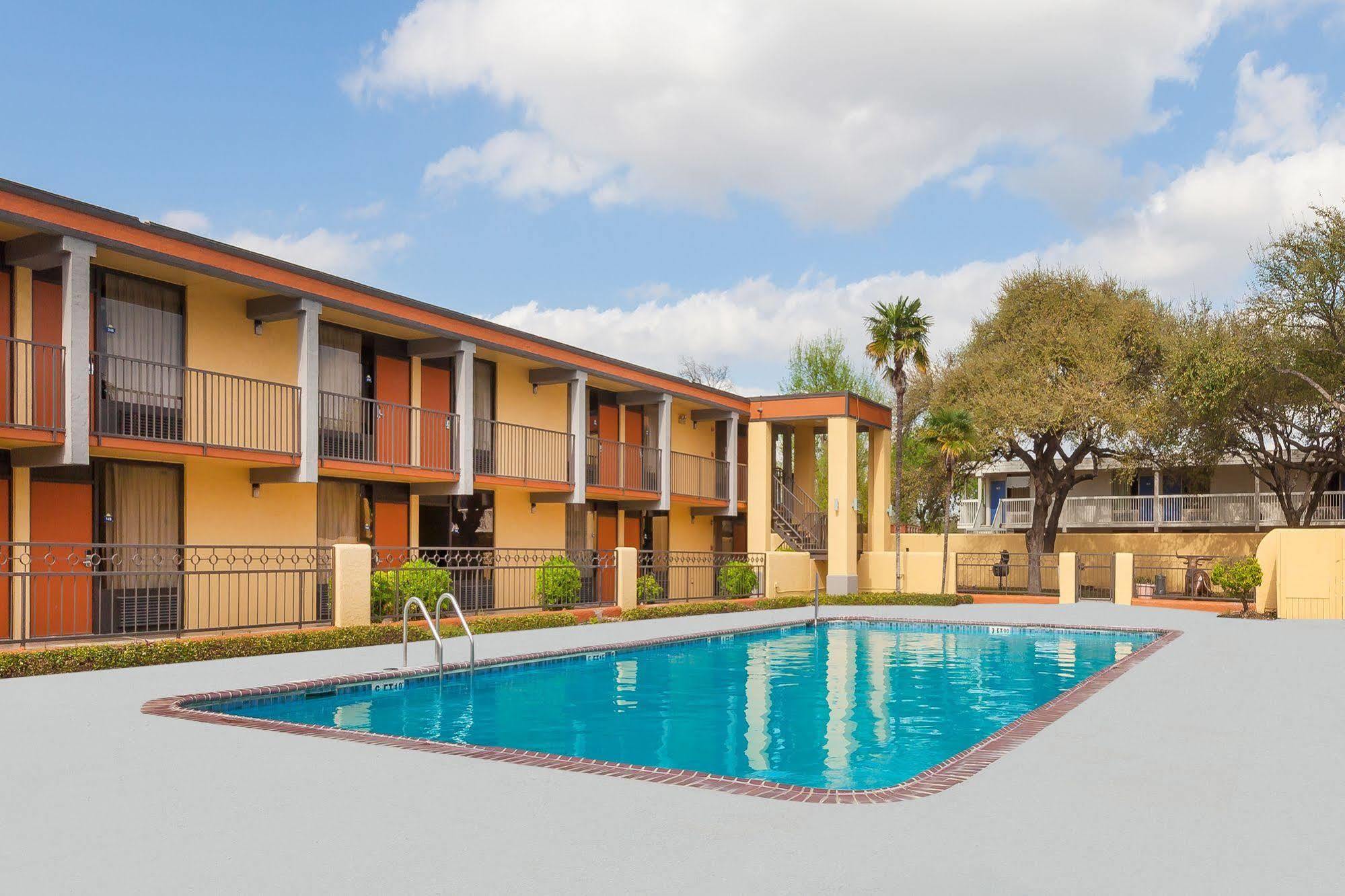 Days Inn By Wyndham Uvalde Exteriér fotografie